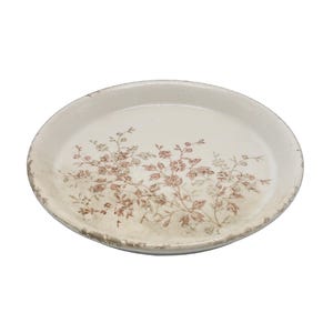 Könnte beinhalten: Ovale, cremefarbene Keramik-Servierplatte mit einem Blumendesign in Braun- und Rosatönen. Der Rand hat ein abgenutztes, gealtertes Aussehen. Das florale Muster konzentriert sich in der Mitte der Platte.