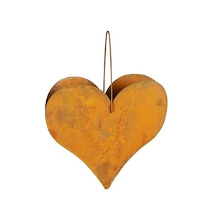 Könnte beinhalten: Ein rostiger Herz-Blumentopf aus Metall mit einem Drahtbügel. Der Topf ist tief orangefarben und hat einen rustikalen Look.