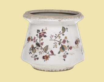 Può includere: Un vaso in ceramica bianca con finitura usurata e un motivo floreale in tonalità rosa, marrone e verde.