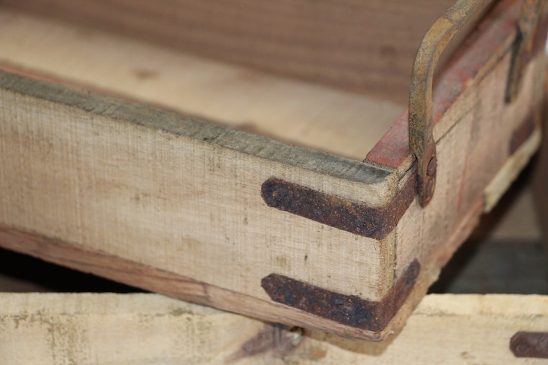 Tablett mit Eisenhenkel Holztablett mit Metallbeschlag Shabby Chic aus recyceltem Altholz S2 bis 40cm Bild 3
