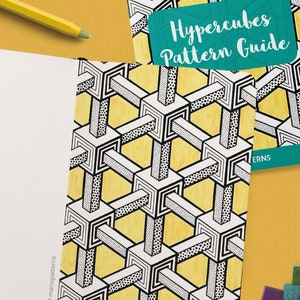 以下が含まれることがあります： 表紙に黄色と黒の幾何学模様が施されたノート。模様は立方体と線で構成されています。ノートは白紙のページを開いています。表紙には「Hypercubes Pattern Guide」という文字が見えます。