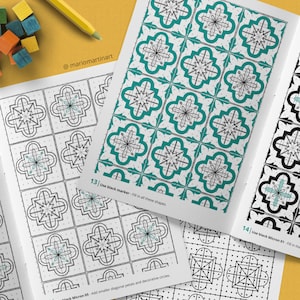 Puede incluir: Una gu&iacute;a paso a paso para crear un patr&oacute;n de azulejos. La imagen muestra un dibujo en blanco y negro de un patr&oacute;n de azulejos con instrucciones para usar marcadores negros y bol&iacute;grafos Micron para rellenar las formas.