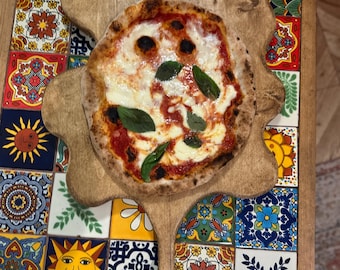Tabla de pizza FORÉT de 40 cm (16") tallada a mano en madera maciza rústica para cortar, servir embutidos y otros alimentos. Plato con asa de pala. Ideal como regalo o decoración de cocina.