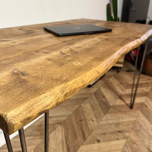 FORÊT WANEY Mesa de escritorio con patas de horquilla rústica industrial Live Edge hecha a mano con madera maciza