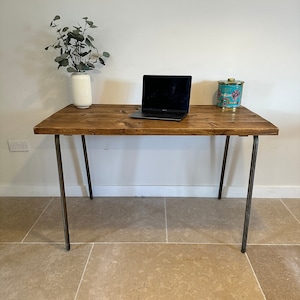 FORÈT Mesa de comedor de escritorio de tamaño pequeño personalizado con patas de acero tubular rústica industrial hecha a mano con madera maciza - Bancos a juego