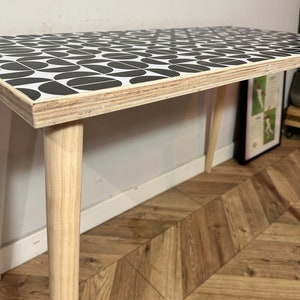 FORÉT Mesa de capas con patrón de vinilo, escritorio con patas de madera en ángulo, colorido, brillante, moderno y elegante, hecho a mano con madera contrachapada maciza