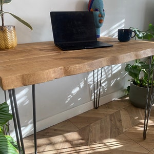 Mesa de escritorio Forêt con patas de horquilla rústicas industriales con borde vivo en ángulo, hecha a mano con madera maciza