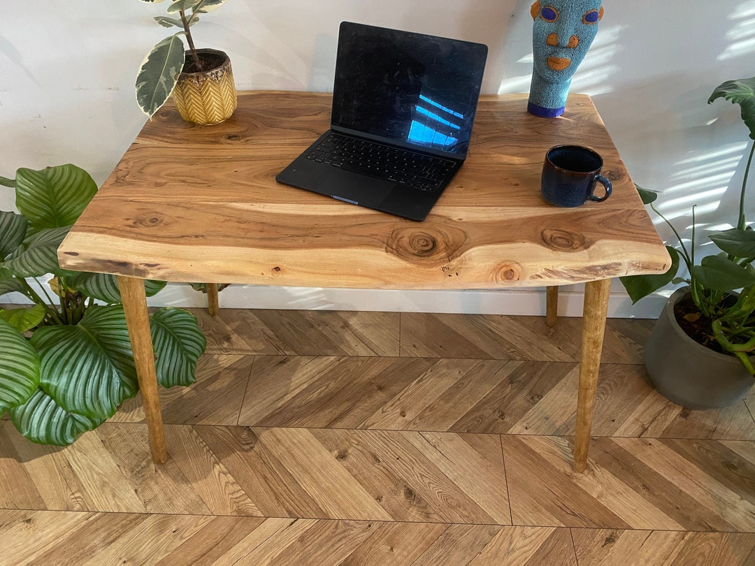 Tavolo da scrivania FORÉT in legno massello di acacia con bordo vivo  rustico e gambe a perno dritto, realizzato a mano con legno massello 