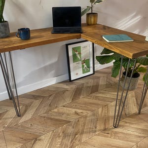 Tavolo da scrivania rustico industriale a forma di L Forêt con gambe a forcina, realizzato artigianalmente in legno massello