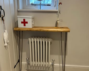 Tavolo consolle per corridoio con gambe a forcina rustiche e bordo vivo FORET Waney, realizzato a mano in legno massello