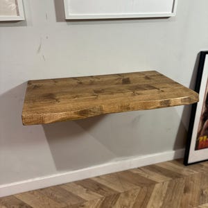 Abgewinkelter, klappbarer Schreibtischtisch mit Baumkante, rustikaler Industrie-Stil, klein, individuell anpassbar, platzsparend, handgefertigt aus Massivholz Bild 10