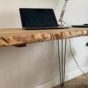 Mesa de escritorio FORÊT con patas de horquilla rústicas e industriales de borde vivo, hecha a mano con madera maciza