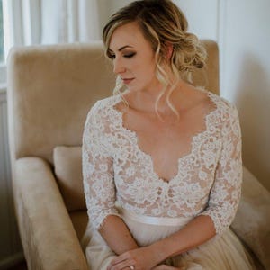 Vintage Style Wedding Dress With V Neck and Tulle Skirt, Boho Wedding Dress With  Dramatic Neckline and Sleves, Boho Elopement Lace Dress