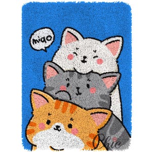 Könnte beinhalten: Ein blauer Teppich mit einem Design aus drei gestapelten Cartoon-Katzen. Die oberste Katze ist weiß, die mittlere Katze ist grau und die untere Katze ist orange mit Streifen. Eine Sprechblase sagt "miqo".