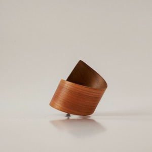 Houten armband BININI / Real Wood Bangle / Kersen Walnoothout / Spiraal Manchetarmband / Handgemaakte natuurlijke sieraden / Uniek Eco Cadeau afbeelding 8