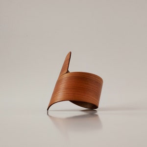 Houten armband BININI / Real Wood Bangle / Kersen Walnoothout / Spiraal Manchetarmband / Handgemaakte natuurlijke sieraden / Uniek Eco Cadeau afbeelding 6