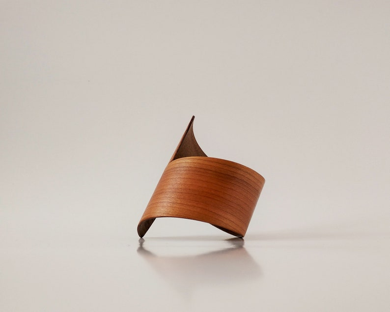 Houten armband BININI / Real Wood Bangle / Kersen Walnoothout / Spiraal Manchetarmband / Handgemaakte natuurlijke sieraden / Uniek Eco Cadeau afbeelding 7