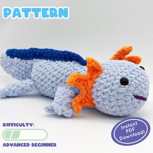 Puede incluir: Patrón de crochet para un juguete amigurumi axolotl. El axolotl es azul claro con branquias naranjas y ojos negros. El patrón es para un crochetero principiante avanzado. El texto "Descarga instantánea de PDF!" está en un círculo morado.