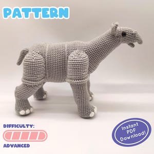 Op de afbeelding: Een gehaakte grijze tapir, staand op een wit oppervlak. Het handgemaakte dier heeft een lange snuit, kleine oren en witte accenten op zijn voeten. Tekst op de afbeelding luidt "PATTERN", "DIFFICULTY: ADVANCED" en "Instant PDF Download!"
