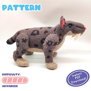 Puede incluir: Un tigre dientes de sable de ganchillo en tonos marrón y beige, con manchas negras. El texto "PATTERN" está en la parte superior y "ADVANCED" en la inferior. El nivel de dificultad se indica mediante una barra rosa. Un óvalo morado dice "Instant PDF Download!"