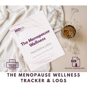 Op de afbeelding: Een digitale download met de titel "The Menopause Wellness Tracker & Logs" in paars en wit. De afbeelding toont een afdrukbaar pictogram, een PDF-pictogram en de tekst "The Midlife Planner". Er is ook een kleine goudkleurige decoratieve kom met gedroogde bloemen aanwezig.