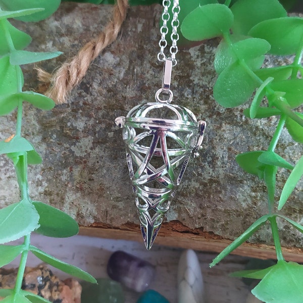 Pendentif cage pentagramme Crystal Keeper avec chaîne et cordon noir.