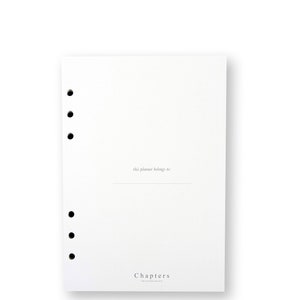 Puede incluir: Una página de planificador blanca con seis agujeros negros perforados en el borde izquierdo. El texto "this planner belongs to:" está impreso en la parte superior, con una línea debajo. La palabra "Chapters" está impresa en la parte inferior.