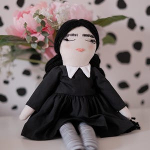 Mercoledì Addams, Famiglia Addams, Merlina, bambola fatta a mano, bambola di stoffa cimelio, bambola di stoffa, arredamento dell&#39;asilo nido,