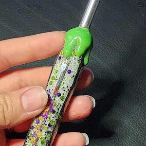 Ergonomic Crochet Hook, Beetlejuice inspired Crochet Hook, Glitter Crochet Hook, Crochet Hook, Beetlejuice 2.0