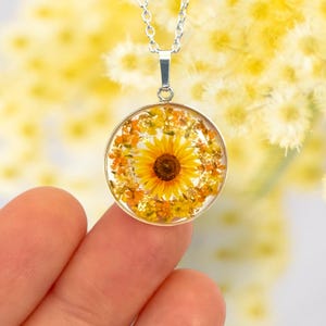 Sunflower necklace, sunflower pendant, pressed flower necklace, real flower jewellery, botanical jewellery, yellow necklace, sunflowers
