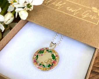Floral wreath pendant with bee, bee jewellery, bee necklace, botanical jewellery, pressed flower necklace, flower wreath, real flower gift