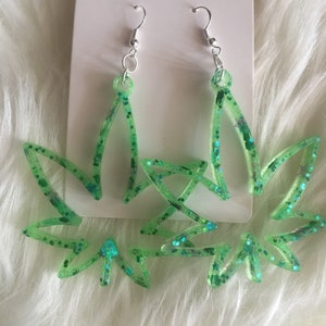 Grandes boucles d'oreilles vertes phosphorescentes en forme de feuille de cannabis | Bijoux 420 faits main | Accessoires Cannabis Rave | Cadeaux pour stoner