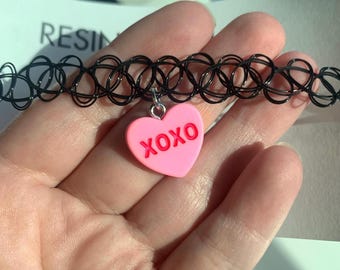 Collier ras de cou rose Conversation coeur | Ras de cou tatouage avec breloque « XOXO » | Cadeaux et accessoires pour la Saint-Valentin | Bijoux coeur rose rétro