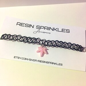 Pastelroze sprankelende wietblad choker ketting | Jaren '90 Tattoo Choker ketting met handgemaakt harsblad | Stoner-sieraden | 420 Geschenken en accessoires afbeelding 4