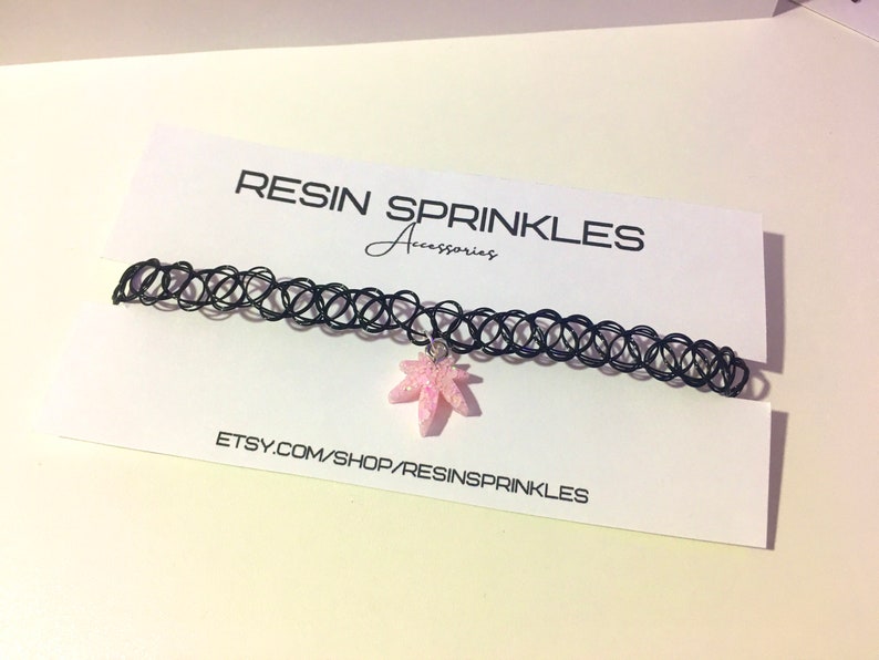 Pastelroze sprankelende wietblad choker ketting | Jaren '90 Tattoo Choker ketting met handgemaakt harsblad | Stoner-sieraden | 420 Geschenken en accessoires afbeelding 4
