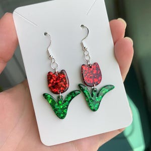 Błyszczące czerwone kolczyki z tulipanami | Ręcznie robione wiszące kolczyki z motywem kwiatowym | Wyjątkowa biżuteria z kwiatami | Kawaii dodatki wiosenne | Prezenty dla niej