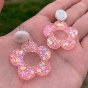 Pastel Pink Sparkly Flower Earrings | Handmade Daisy Dangly Stud Earrings | Pink Flower Power Jewelry | 70s Dangle Drop Resin Daisy Earrings