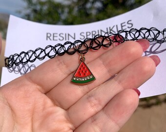 Collier ras du cou tatouage pastèque | Ras de cou rétro des années 90 avec breloque fruit en émail et strass | Bijoux kawaii | Accessoires gothiques