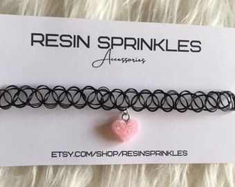 Collier ras de cou tatouage coeur rose pastel | Ras de cou des années 90 avec coeur en résine scintillante fait main | Bijoux gothiques kawaii | Cadeaux et accessoires rétro
