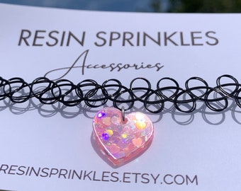 Collier ras du cou tatouage coeur rose | Ras de cou élastique des années 90 avec breloque rose pailleté fait main | Bijoux rétro en résine | Accessoires pastel kawaii