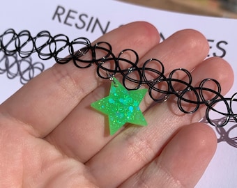 Collana girocollo con tatuaggio a stella scintillante verde / Gioielli in resina fatti a mano / Accessori rave al neon / Regali retrò anni '90
