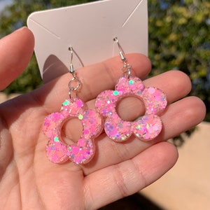Pastel Pink Glitter Daisy Earrings | Handmade Flower Jewelry | Sparkly Resin Accessories | Kawaii Floral Gifts