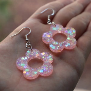 Pink Glittery Daisy Earrings | Handmade Resin Flower Jewelry | Floral Spring Accessories | Sparkly Kawaii Gifts