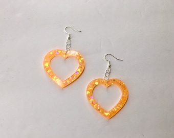 Oranje sprankelende gloed hartoorbellen | Handgemaakte neon hars sieraden | Blacklight-accessoires | Unieke Rave-cadeaus