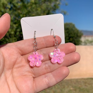 Pastelowe różowe, brokatowe kolczyki z stokrotkami | Ręcznie robione małe wiszące kolczyki z kwiatami | Hipoalergiczna biżuteria kwiatowa | Kawaii akcesoria z żywicy