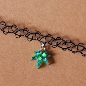 Grünes funkelndes Weed Blatt Choker Halskette | Handgefertigte Tattoo Choker Halskette mit Handgefertigtem Cannabis Blatt Anhänger | 420 Schmuck | Kiffer Geschenke
