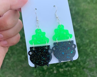 Glow in the Dark Spooky Cauldron-oorbellen | Handgemaakte zwarte Witches Brew-oorbellen | Sprankelende groene toverdranksieraden | Leuke halloween- en herfstcadeaus