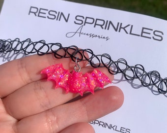 Collier ras de cou tatouage chauve-souris rose fluo scintillant | Ras du cou des années 90 avec breloque chauve-souris en résine faite main | Bijoux d'Halloween effrayants | Accessoires gothiques