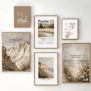 Puede incluir: Una colección de impresiones artísticas enmarcadas con marcos dorados. Las impresiones presentan pinturas de paisajes, ilustraciones florales y citas inspiradoras. La paleta de colores incluye beige, marrón y blanco. El texto en las impresiones incluye "Look at the Birds", "Psalm 23".