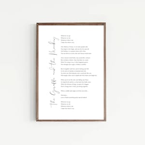 Può includere: Stampa incorniciata con una poesia intitolata "The Giraffe and the Monkey". I versi della poesia sono disposti su uno sfondo bianco, racchiusi in una cornice di legno marrone. Il testo è nero, con un carattere scritto a mano.